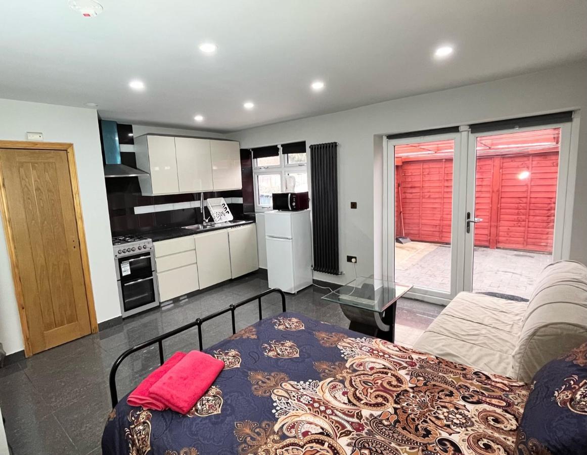 Full Studio Near Heathrow Airport & London Hayes  Εξωτερικό φωτογραφία