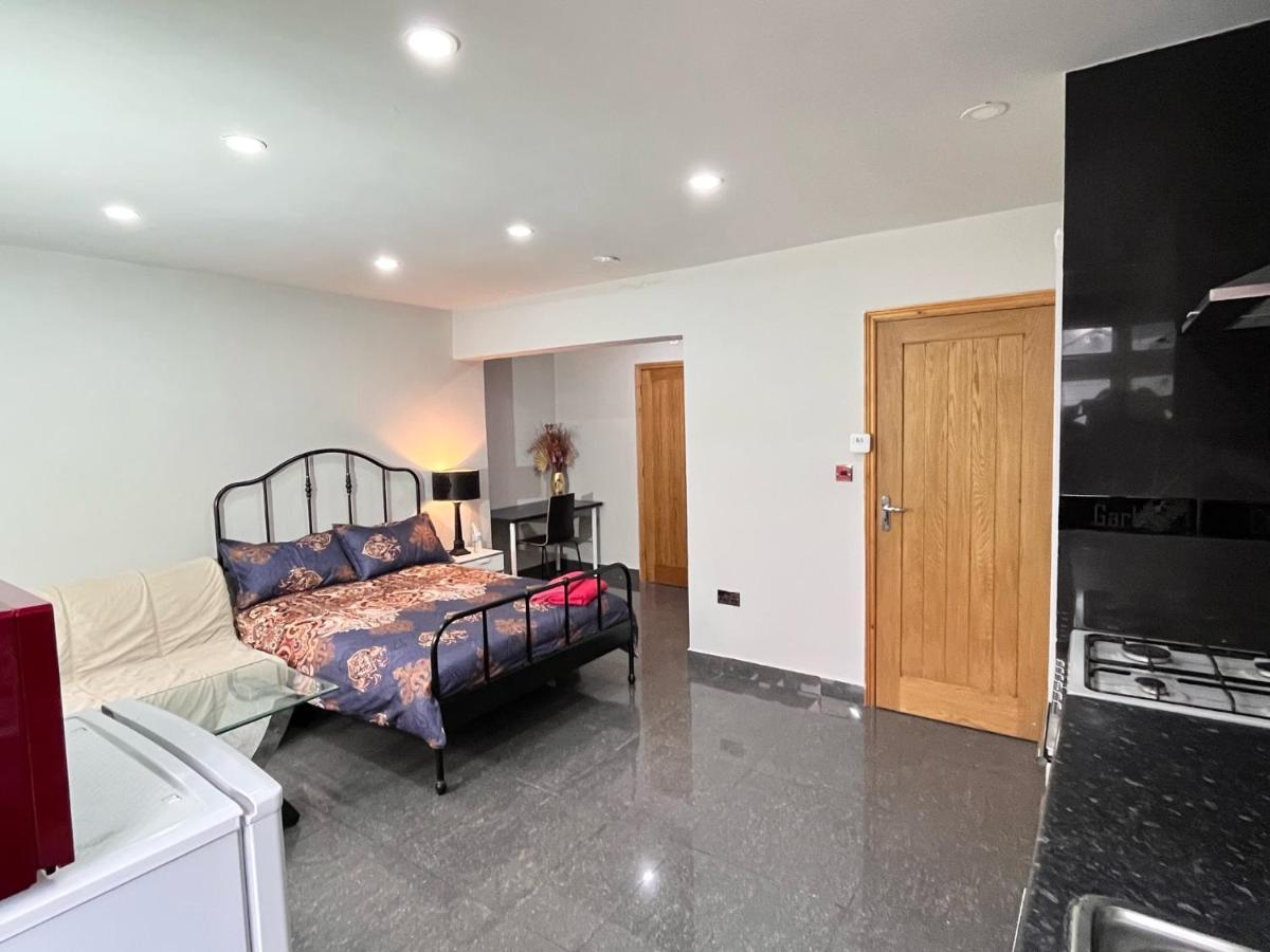 Full Studio Near Heathrow Airport & London Hayes  Εξωτερικό φωτογραφία