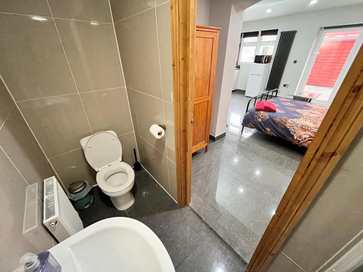 Full Studio Near Heathrow Airport & London Hayes  Εξωτερικό φωτογραφία